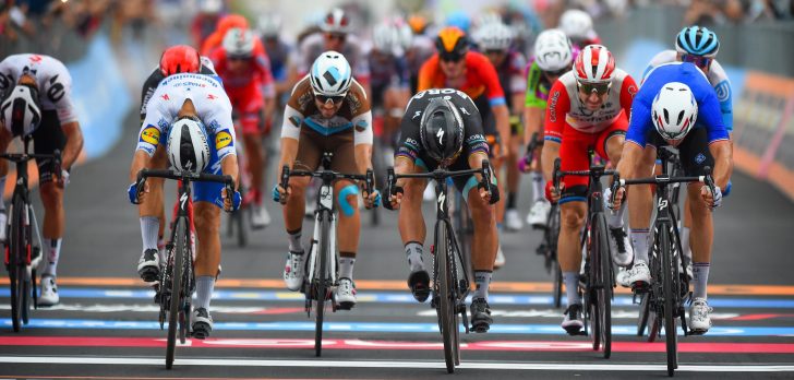 Giro 2020: Arnaud Démare wint millimetersprint in Villafranca Tirrena