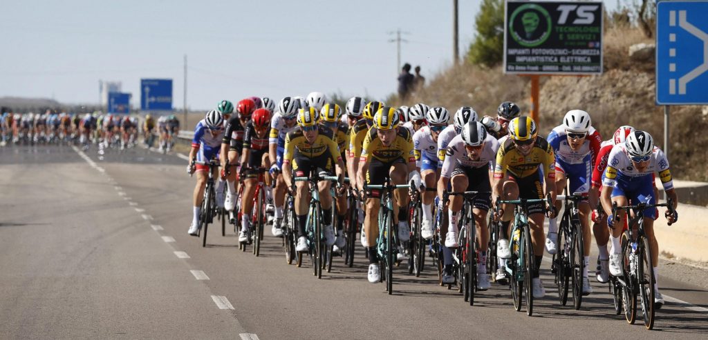Giro 2020: Renners hekelen bogen boven de weg na valpartij