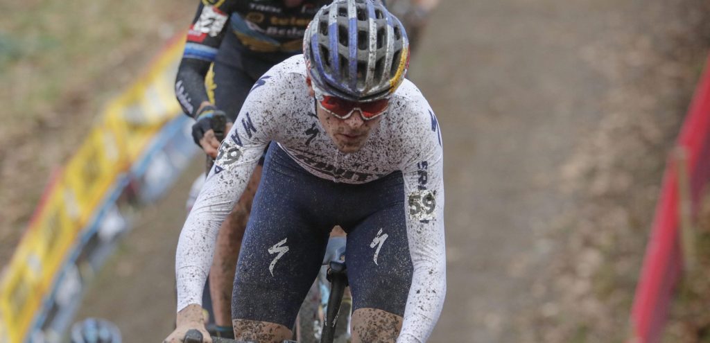 Tom Pidcock heeft opnieuw last van de knie: “Het begint weer te irriteren”