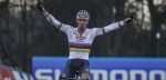 Van der Poel verslaat Van Aert en Pidcock na spectaculaire Wereldbeker in Namen