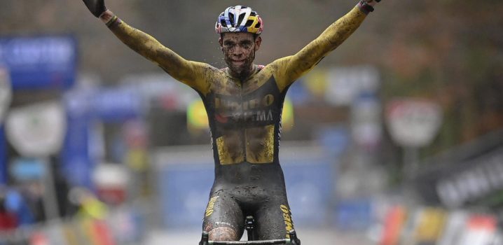 Wout van Aert triomfeert in Herentals, lekke band nekt Mathieu van der Poel