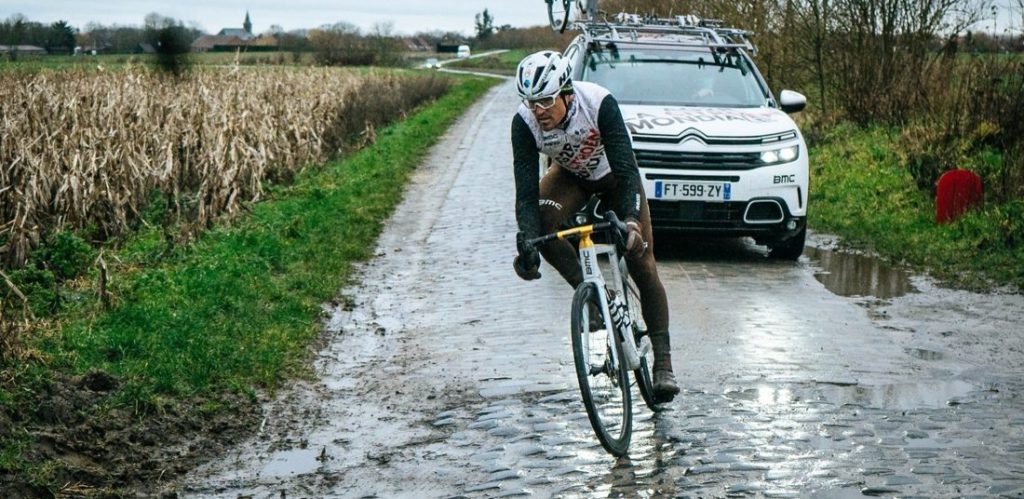 Kopmannen AG2R Citroën testen nieuw materiaal op kletsnatte Roubaix-stroken