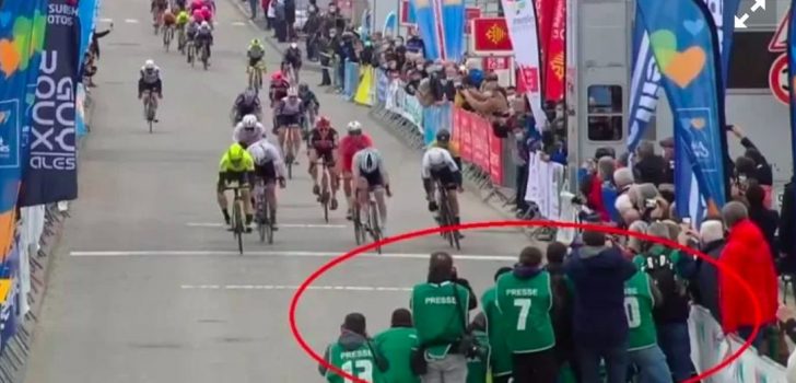 Belgische fotograaf over finish 2de rit in Bessèges: “Ja, we stonden dicht, maar er was geen gevaar”