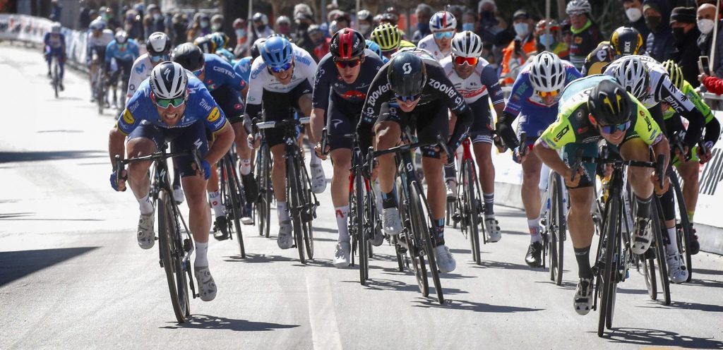Mareczko vloert Cavendish in ochtendrit Settimana Internazionale Coppi e Bartali