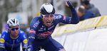 Jasper Philipsen sprint naar winst in hectische Scheldeprijs