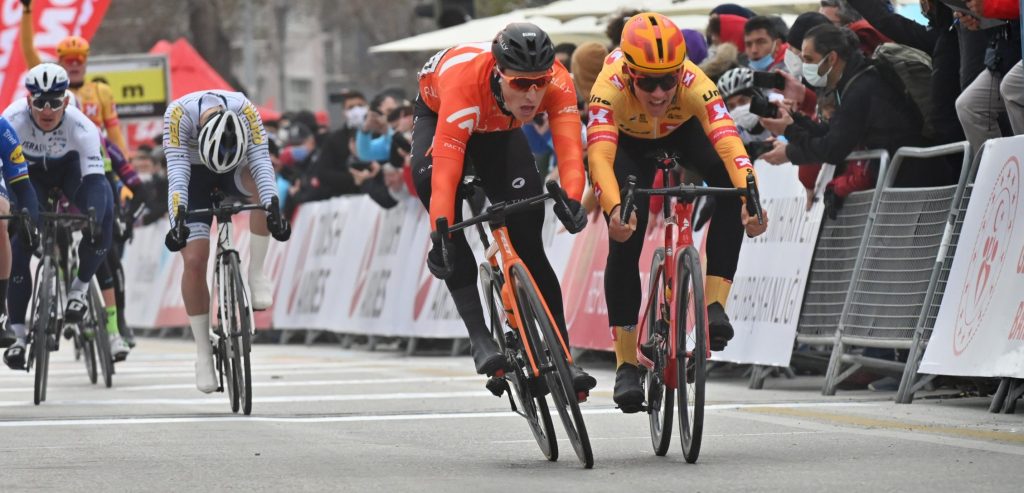 Arvid de Kleijn wint openingsrit Ronde van Turkije bij rentree Fabio Jakobsen