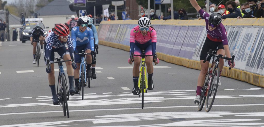 Ruth Winder verslaat Demi Vollering in Brabantse Pijl in millimetersprint