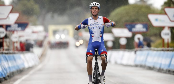Miles Scotson wint ondanks valpartij solo in Valencia