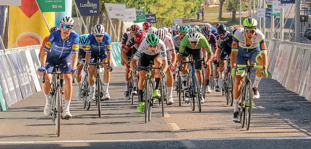 Sam Bennett klopt Van Poppel in de Algarve na chaotische finale