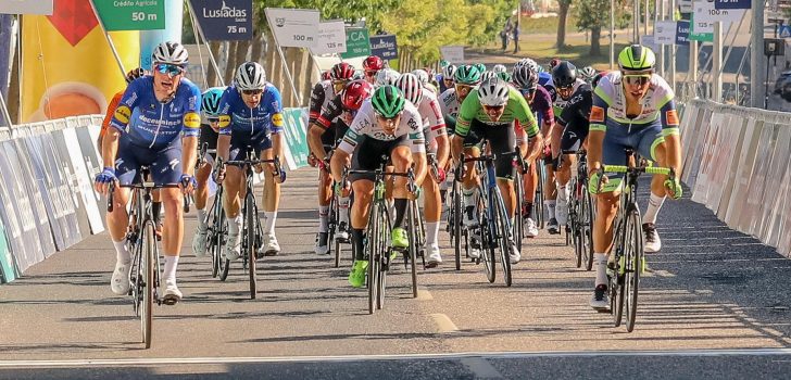 Sam Bennett klopt Van Poppel in de Algarve na chaotische finale