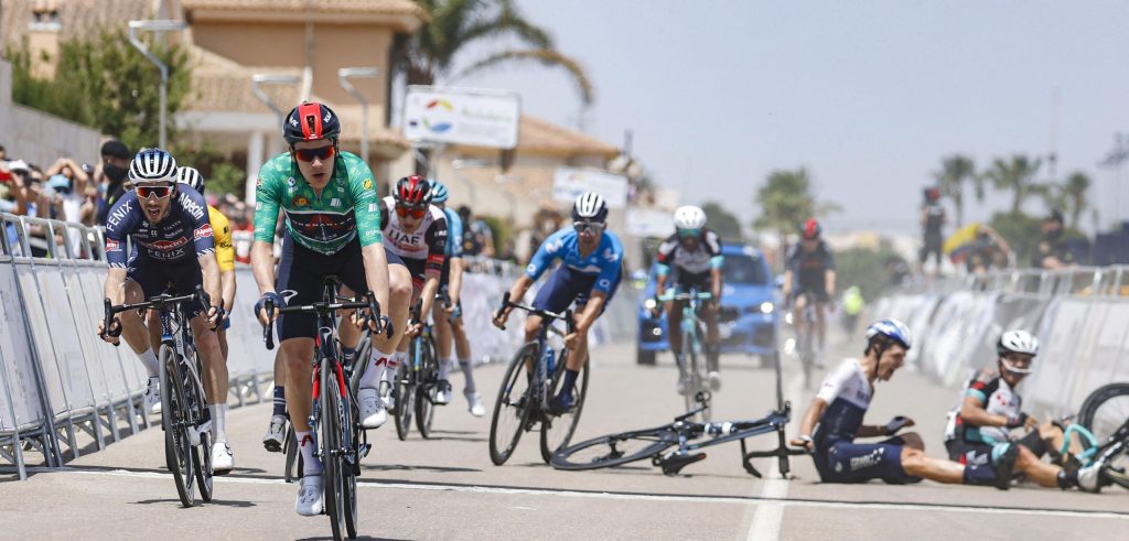 Hayter wint door valpartij ontsierde slotetappe Ruta del Sol, López stelt eindzege veilig