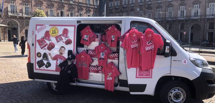 Giro 2021: Piazza Castello kleurt – voorlopig – allesbehalve roze