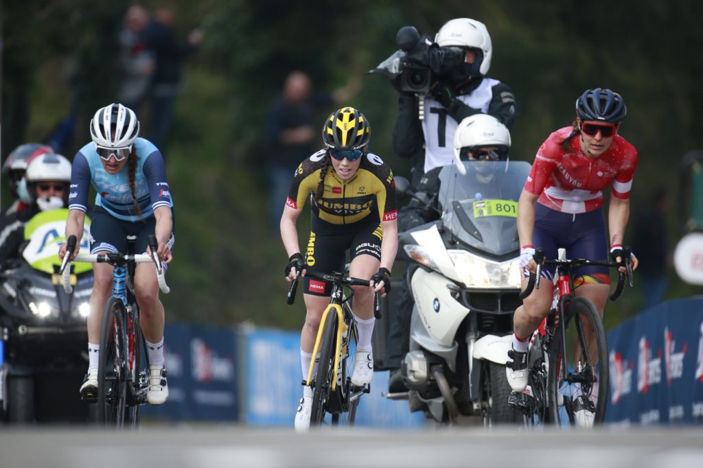 Elise Chabbey vloert Lizzie Deignan in eerste etappe Ronde van Zwitserland