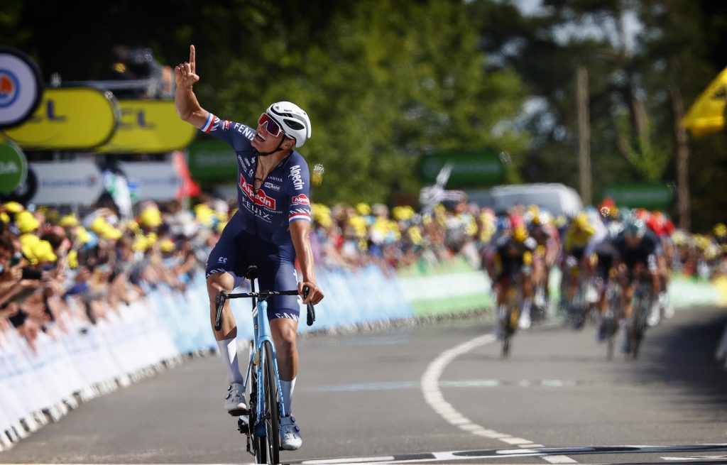 Tour 2021: Indrukwekkende Mathieu van der Poel wint en grijpt gele trui op Mûr-de-Bretagne