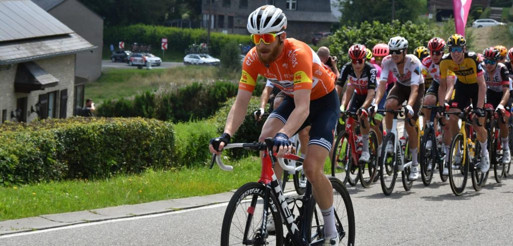 Quinn Simmons lacht met Waalse wegen: “Jullie hebben nieuwe bestrating nodig!”