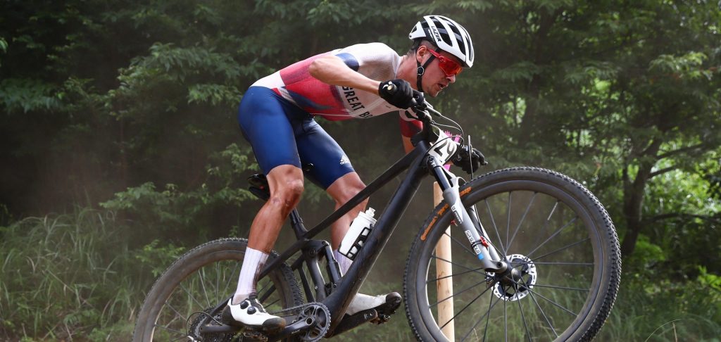 Tom Pidcock trekt belangrijke les na nieuwe zege in Wereldbeker Nové Mesto