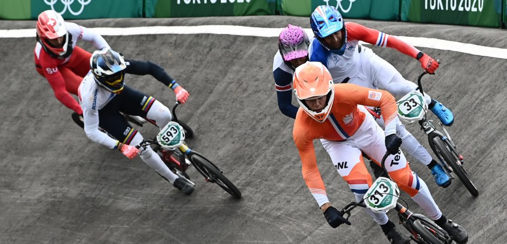 Olympische Spelen: BMX’er Niek Kimmann verovert goud ondanks scheurtje in knie