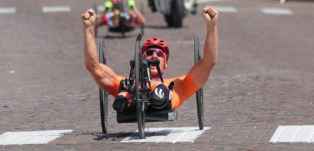 Handbiker Jetze Plat voltooit unieke trilogie op Paralympics