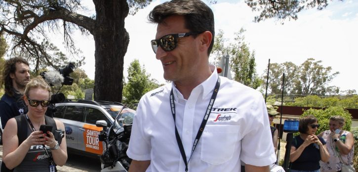 Ploegmanager Trek-Segafredo na kankerbehandeling weer aanwezig bij wedstrijd