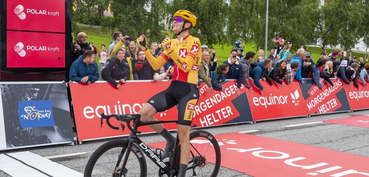 Markus Hoelgaard is sprintend peloton te snel af in Arctic Race of Norway