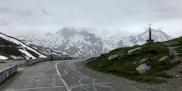 De ruwe route naar de top van de Col du Glandon en de Col de la Croix de Fer