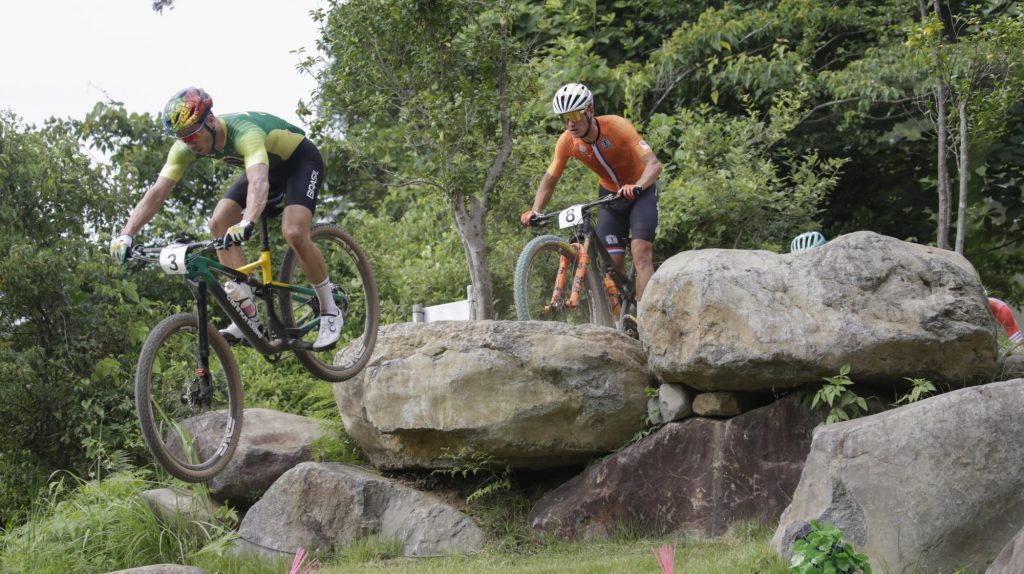 Henrique Avancini blijft Mathias Flückiger voor in shortrace Lenzerheide