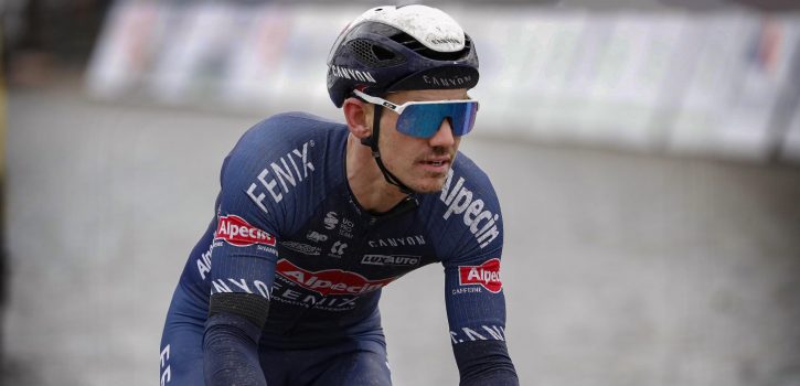 Alexandar Richardson (Alpecin-Fenix) aangevallen door motorbende met bivakmutsen en machetes