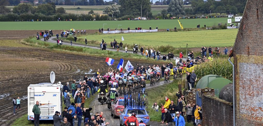 Imanol Erviti loopt breuken in linkerhand op in Parijs-Roubaix