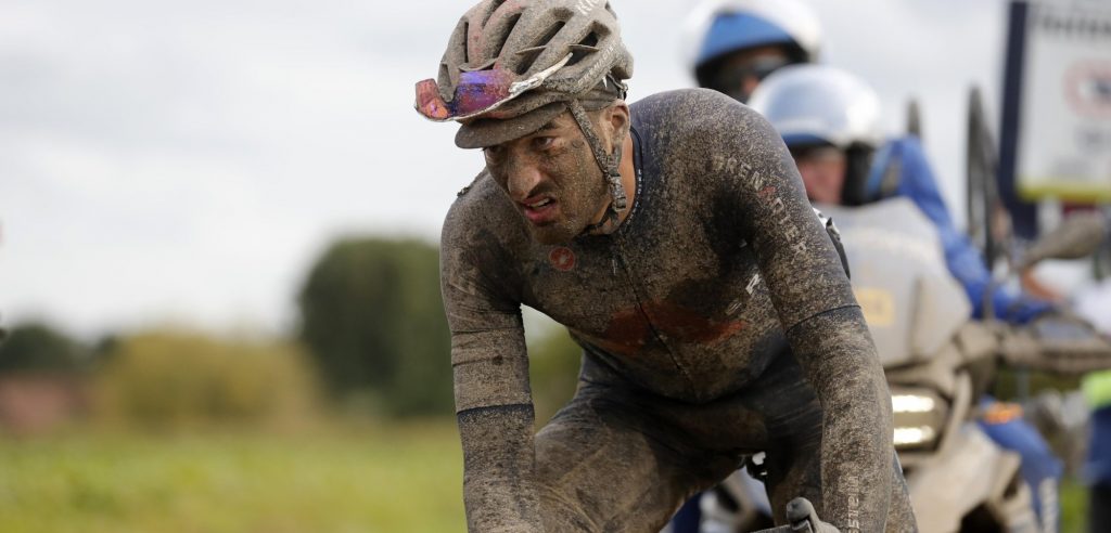 Lekke band en valpartij nekken Gianni Moscon: “Op de limiet maak je fouten”