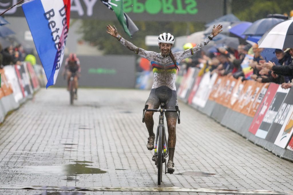 Lucinda Brand klopt Denise Betsema in modderig Gieten