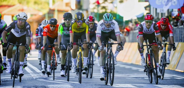 Matthew Walls snelt naar de zege in Gran Piemonte, Olav Kooij derde