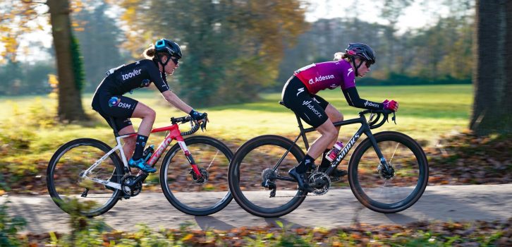 Demi Vollering wint eerste NK Gravelracen bij de vrouwen