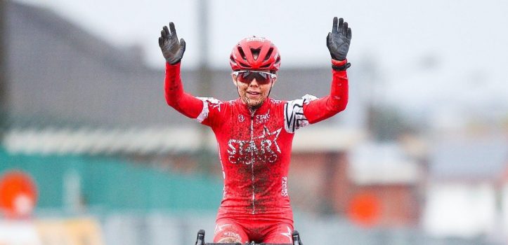 Anna Kay zegeviert in modderig Leuven