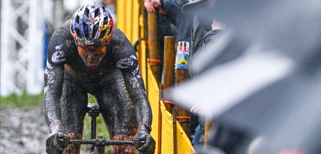 Wout van Aert maakt daags na overwinning in Boom stevige offroad-rit