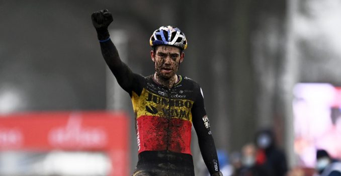 Wout van Aert klopt Mathieu van der Poel in Dendermonde
