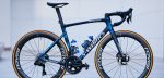 Nieuwe mat blauwe fietsen voor Quick-Step Alpha Vinyl