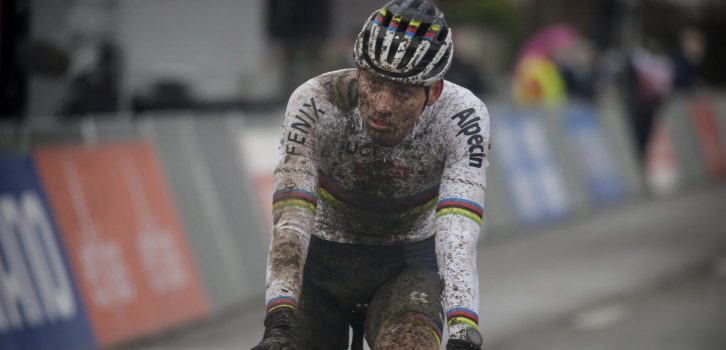 Mathieu van der Poel werkt op Nieuwjaarsdag een trainingsritje af