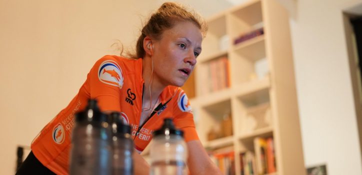 Loes Adegeest kroont zich opnieuw tot wereldkampioene eSports