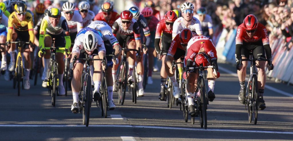 Jakobsen sprint naar winst in Kuurne: “Gebruikte vluchters als mijn lead out”