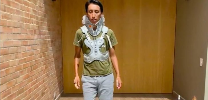 Egan Bernal zet belangrijke eerste stappen in revalidatie