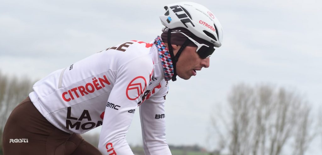 Kneuzingen in rug bij Oliver Naesen na val in Dwars door Vlaanderen