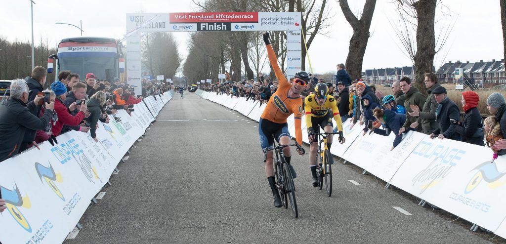 Elmar Reinders verslaat Mick van Dijke in Visit Friesland Elfsteden Race