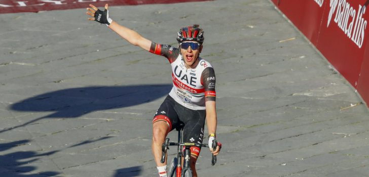 Tadej Pogacar wint Strade Bianche na magistrale solo van 50 kilometer