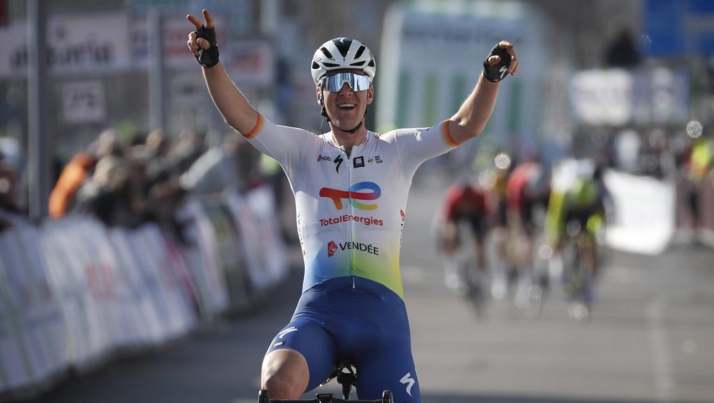 Dries Van Gestel wint Ronde van Drenthe: “Techniek uit veldritten kwam van pas”