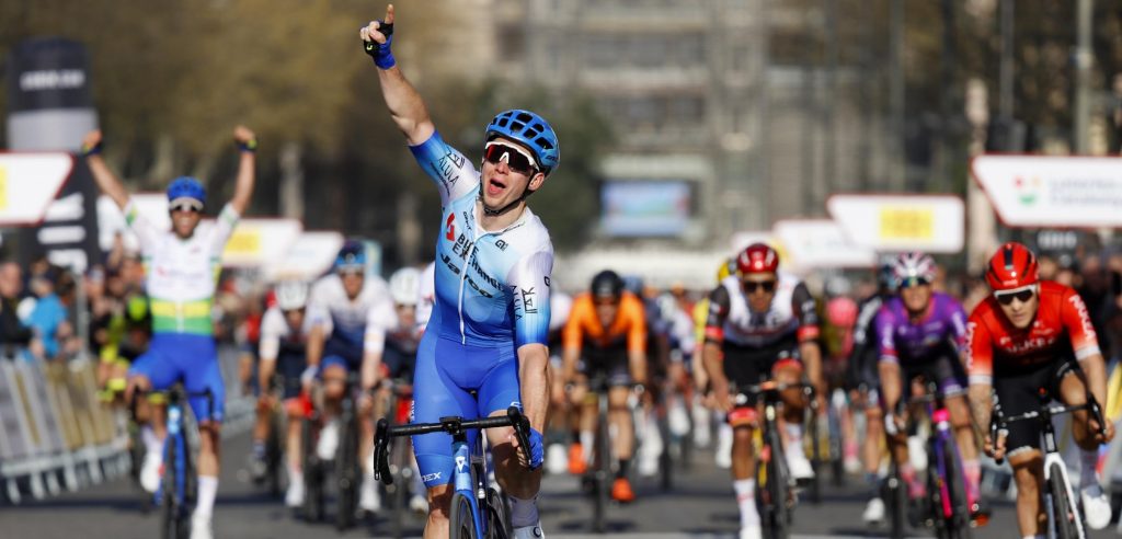 Kaden Groves sprint naar winst in waaierspektakel Catalonië