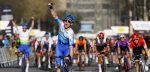 Kaden Groves sprint naar winst in waaierspektakel Catalonië