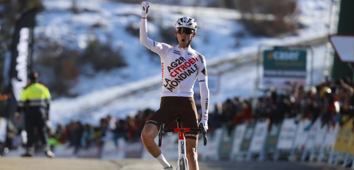 Ben O’Connor wint in tegenwind eerste bergrit Ronde van Catalonië