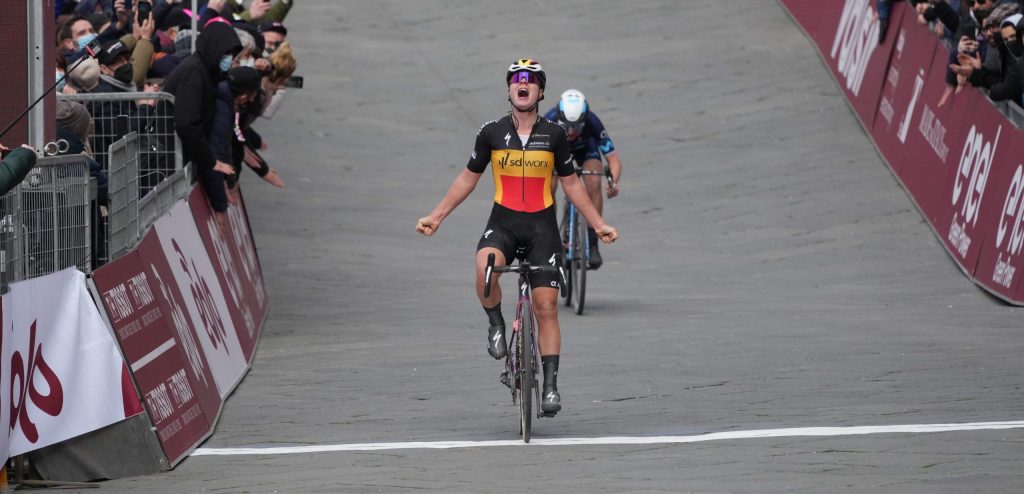 Fenomenale Lotte Kopecky klopt Annemiek van Vleuten in Strade Bianche