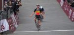 Fenomenale Lotte Kopecky klopt Annemiek van Vleuten in Strade Bianche