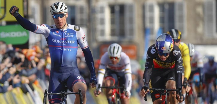 Fabio Jakobsen verslaat Wout van Aert na waaierspektakel in Parijs-Nice